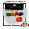 ​"Llaveros con cinta métrica retráctil de 1 metro (3 pies) en colores vibrantes. Herramienta de medición portátil y ligera, ideal para regalos empresariales o venta en mostrador. Venta mayorista con envíos a toda Argentina por MB Comercializa."