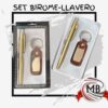 Set de regalo empresarial con bolígrafo dorado y llavero con detalles en cuero marrón. Producto de regalería mayorista de MB Comercializa con despacho en 48 horas a toda Argentina. Fotografía de catálogo sobre fondo blanco con logo oficial.