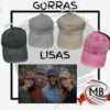 Gorra clásica de gabardina lisa con visera curva y ajuste regulable en colores negro y azul para venta por mayor. Distribución en toda la Argentina con despachos en 48 horas y precios directos mayoristas en MB Comercializa.