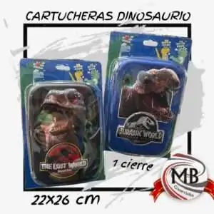 Cartuchera rígida para útiles escolares con diseño de dinosaurio T-Rex en relieve 3D sobre fondo selvático y azul. Medidas 22x26 cm, estructura de un solo cierre y material resistente de alta durabilidad venta por mayor en argentina - MB comercializa.