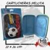 Cartuchera rígida de fútbol 22x26 cm con relieve 3D. Diseño Soccer en colores rojo y negro con balón frontal. Interior azul abierto mostrando compartimento de red y elásticos organizadores para útiles. Posee 1 cierre venta por mayor Argentina - MB Comercializa.