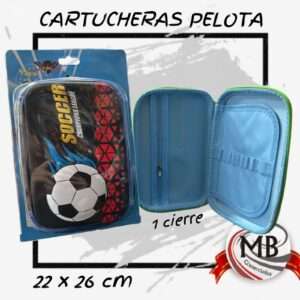 Cartuchera rígida de fútbol 22x26 cm con relieve 3D. Diseño Soccer en colores rojo y negro con balón frontal. Interior azul abierto mostrando compartimento de red y elásticos organizadores para útiles. Posee 1 cierre venta por mayor Argentina - MB Comercializa.