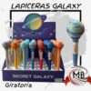 "Bolígrafo temático del sistema solar con esfera planetaria giratoria. Lapicera de gel con diseño de planetas y galaxias para escritura creativa. Distribución mayorista en Argentina por MB Comercializa."
