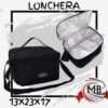 Lonchera térmica negra de 13x23x17 cm con interior aislante de aluminio. Venta mayorista en toda la Argentina a través de MB Comercializa. Bolso térmico para viandas con correa ajustable y manija superior, ideal para oficina, escuela o camping. Distribución federal de artículos de bazar y marroquinería funcional. MB Comercializa: envíos a todo el país para revendedores y comercios.
