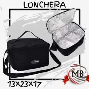 Lonchera térmica negra de 13x23x17 cm con interior aislante de aluminio. Venta mayorista en toda la Argentina a través de MB Comercializa. Bolso térmico para viandas con correa ajustable y manija superior, ideal para oficina, escuela o camping. Distribución federal de artículos de bazar y marroquinería funcional. MB Comercializa: envíos a todo el país para revendedores y comercios.