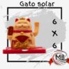 Adorno decorativo de la suerte con movimiento solar de 6x6 cm en color dorado, amuleto para comercio y hogar con panel de energía solar integrado. Venta mayorista en Argentina por MB Comercializa con distribución nacional.