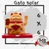 Adorno decorativo de la suerte con movimiento solar de 6x6 cm en color dorado, amuleto para comercio y hogar con panel de energía solar integrado. Venta mayorista en Argentina por MB Comercializa con distribución nacional.