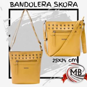 Bandolera con tachas color suela 25x24 cm. Venta mayorista de marroquinería y carteras en Argentina por MB Comercializa.