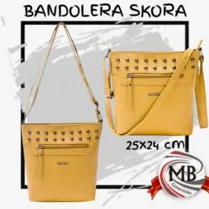 Bandolera con tachas color suela 25x24 cm. Venta mayorista de marroquinería y carteras en Argentina por MB Comercializa.