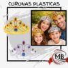 Variedad de coronas plásticas metalizadas con gemas de fantasía en colores oro y plata para disfraces y eventos mayorista.