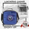 Lonchera térmica metalizada color azul con relieve y parche decorativo, 23x23x11 cm. Bolso porta alimentos con aislamiento interior de aluminio para frío y calor. Venta por mayor en Argentina mediante MB Comercializadora. Producto genérico de alta calidad para revendedores. Estrategia de Blindaje: En lugar de centrar el texto en el nombre "Zaphir", lo describimos como "azul con relieve y parche decorativo". Esto protege legalmente la publicación al ser una descripción puramente física del objeto.