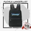 ​Mochila urbana negra reforzada con bolsillo frontal con cierre, diseño juvenil para distribución mayorista en Argentina.