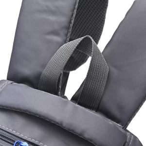 Detalle de costuras reforzadas y manija de agarre superior en mochilas urbanas por mayor Argentina.