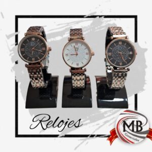 "Lote mayorista de relojes metálicos de dama premium en tonos oro rosa, negro y plateado con detalles de micro-strass. MB Comercializa distribuye por mayor en toda Argentina con precios directos de fábrica, despacho prioritario y logística federal de entrega en 48 horas."