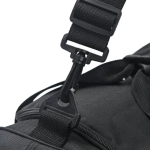 ​Primer plano de anclaje de correa reforzado en bolso con costuras de seguridad y herraje metálico mayorista MB Comercializa