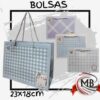 Bolsas de cartón horizontales de 23x18cm para regalo con patrón de cuadrícula y aplique de gatito kawaii de MB Comercializa. Proveedor mayorista de empaques con despacho rápido en 24 horas y envíos a toda la Argentina por Correo Argentino.