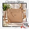 Cartera bandolera de ecocuero suela beige con tachas metalicas y bolsillo frontal con cierre correa regulable marroquineria femenina accesorios de moda regalería bazar venta mayorista MB Comercializa.