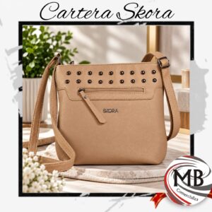 Cartera bandolera de ecocuero suela beige con tachas metalicas y bolsillo frontal con cierre correa regulable marroquineria femenina accesorios de moda regalería bazar venta mayorista MB Comercializa.